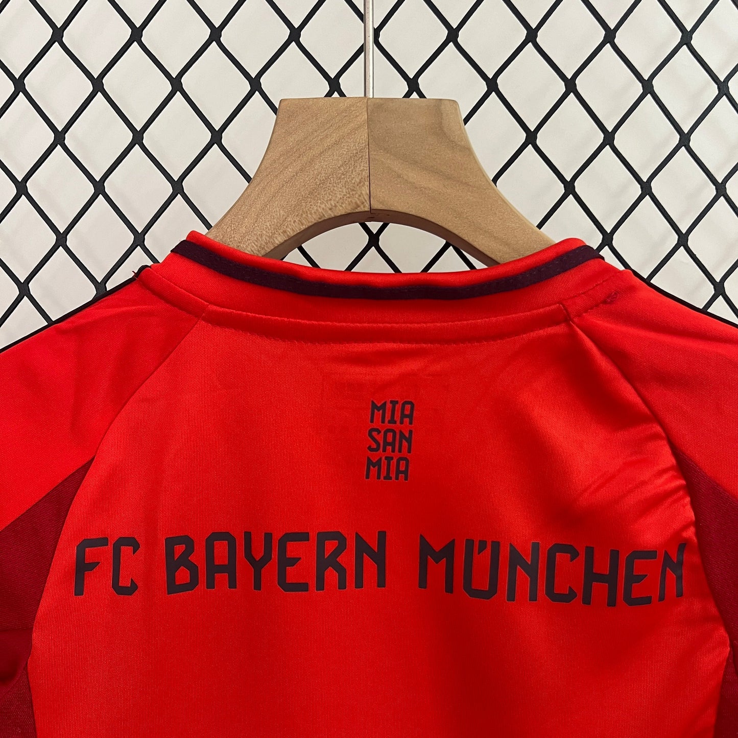 Bayern Monaco Casa 24/25 - Bambino (pantaloncini inclusi)