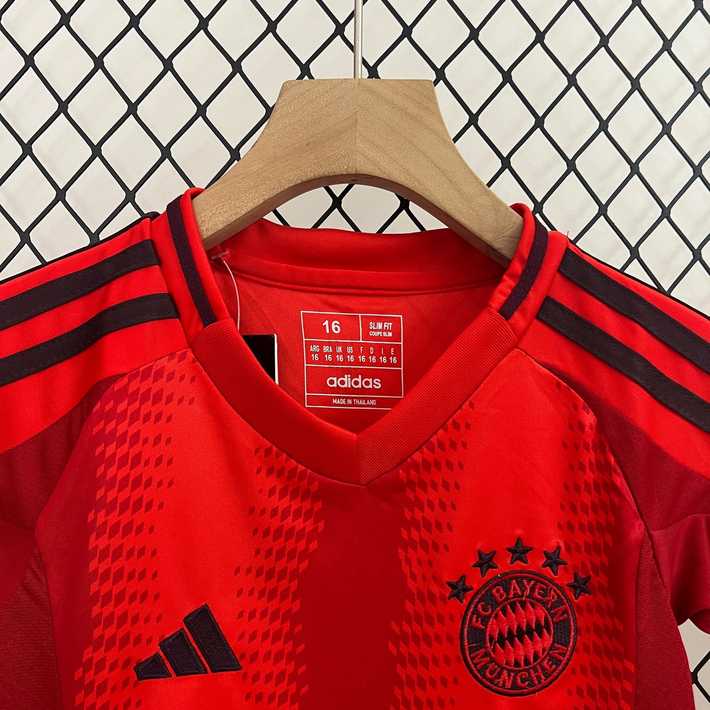 Bayern Monaco Casa 24/25 - Bambino (pantaloncini inclusi)